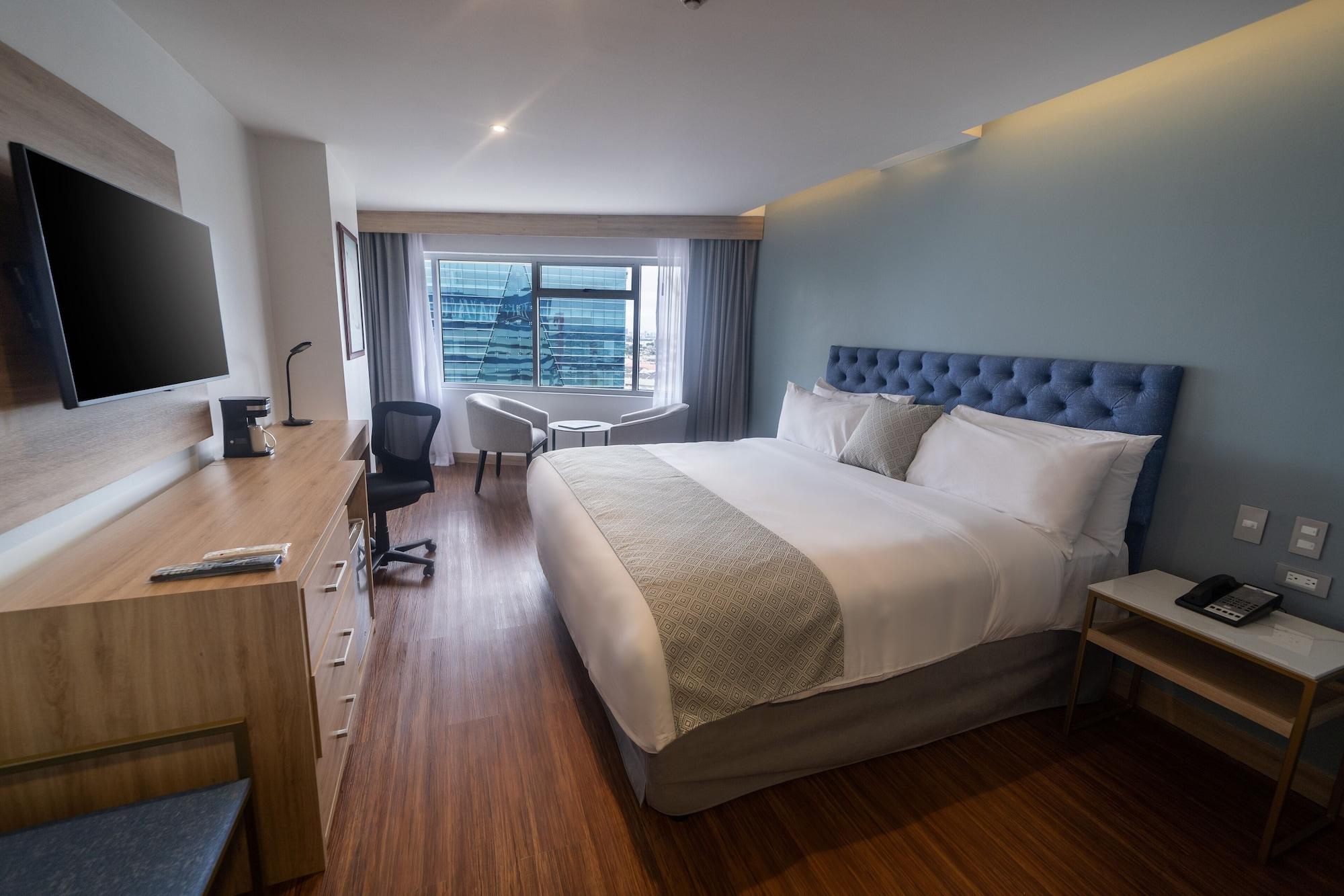 Hotel Tryp By Wyndham Airport 5*
