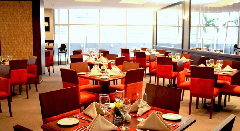Hotel Tryp By Wyndham Airport